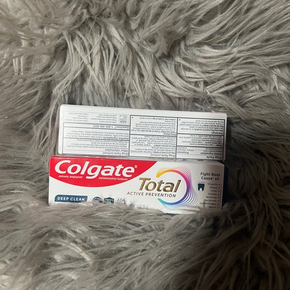 Colgate Total Deep Clean Toothpaste - Picture 2 of 3